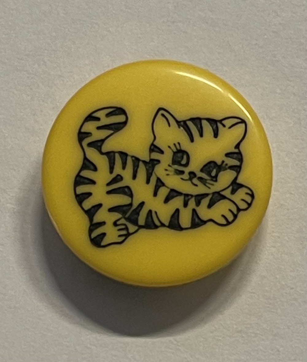 Kinderknopf, Knopf mit flacher eingearbeiteter Öse  Katze gelb  15mm  1 Stck.