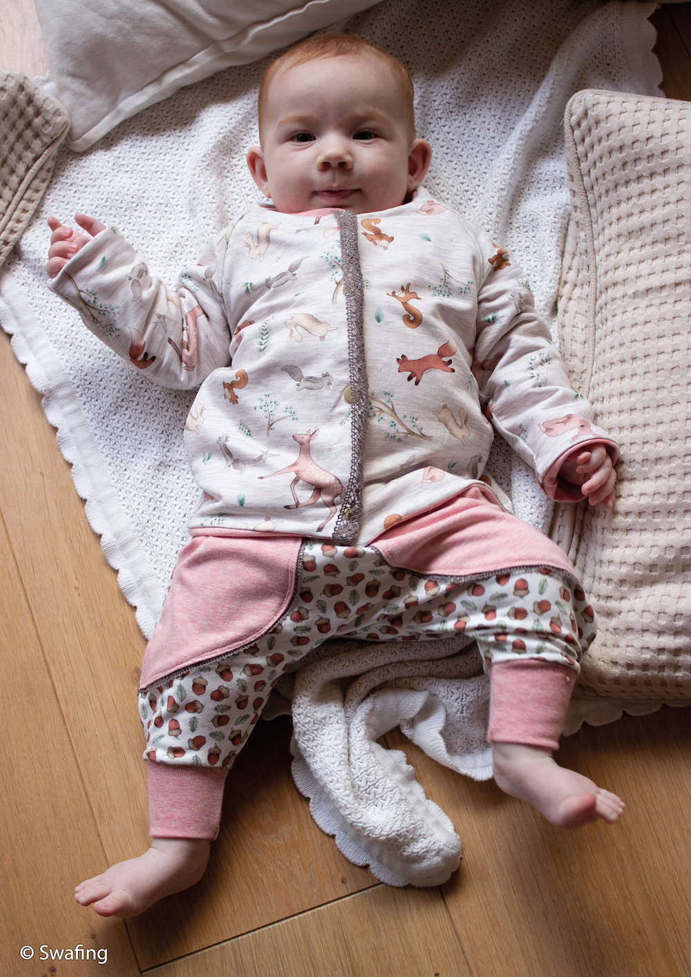 Sweatstoff Baby Woods - Eicheln auf hellem Grund - Meterware (10cm)