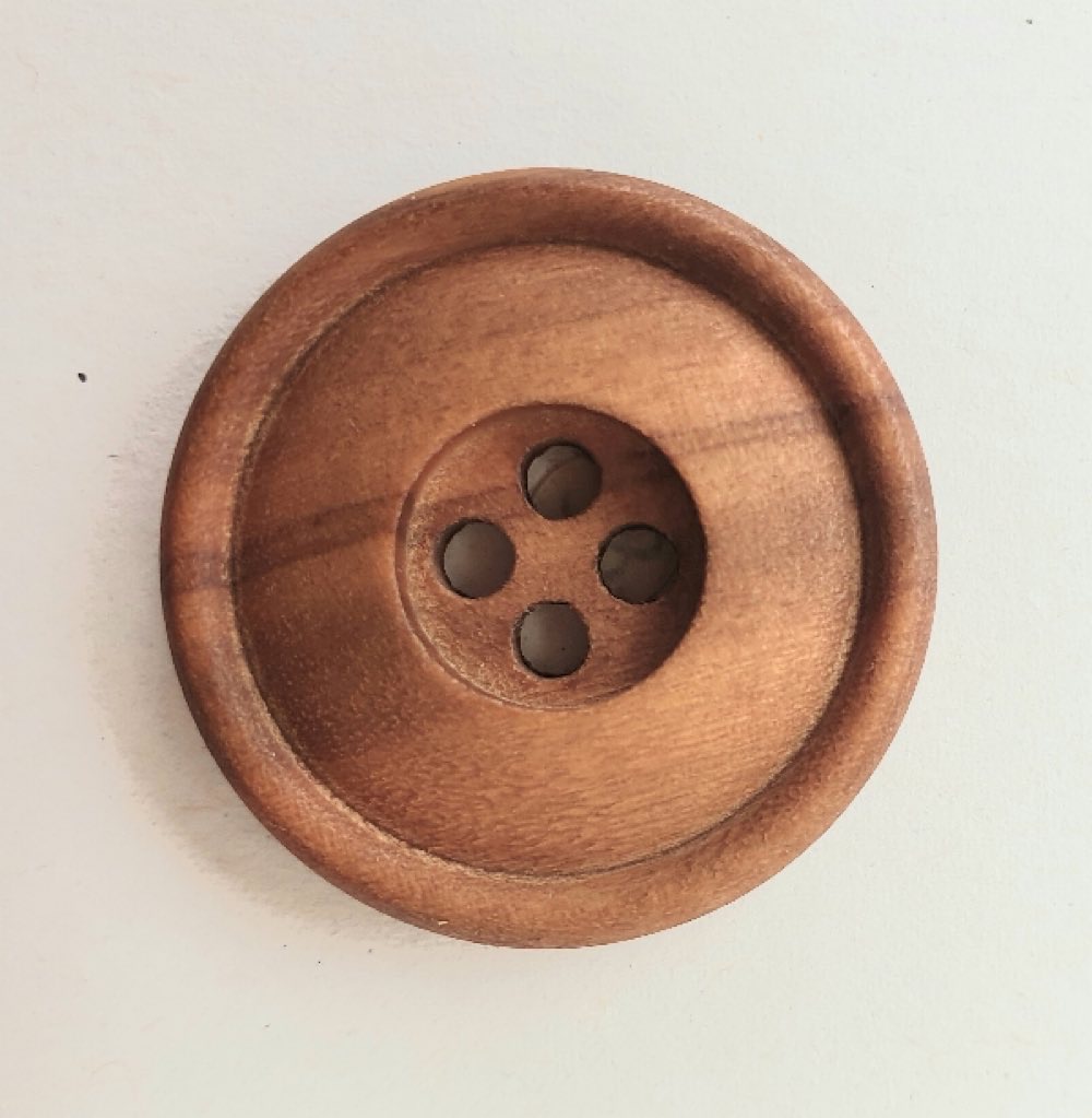Holzknopf mit Vertiefung und 4 Löchern - Größe: 28mm - Farbe: Braun, 1 Stück
