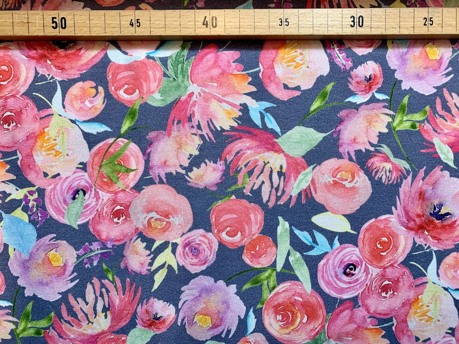 Baumwolljersey - Pinke Rosen auf jeansfarbenen Grund - Meterware (10cm)